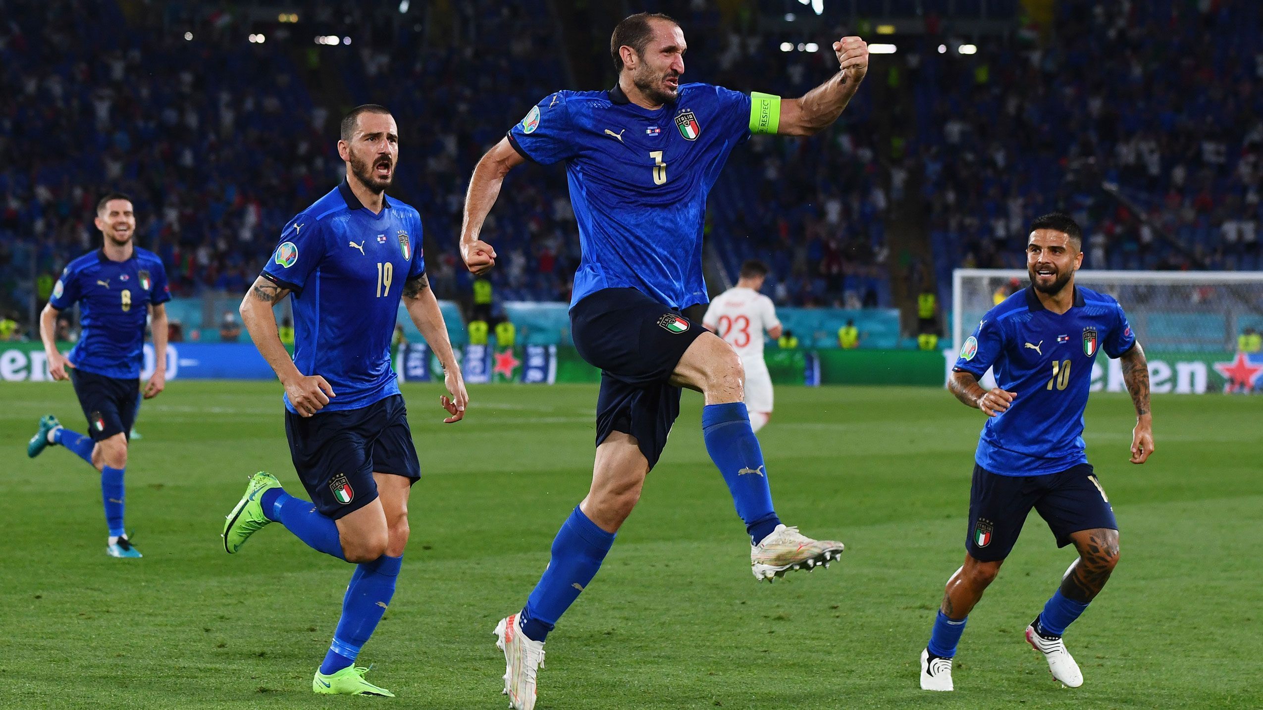 
                <strong>Giorgio Chiellini</strong><br>
                Vor 17 Jahren macht der Kapitän der Squadra Azzurra sein erstes Länderspiel, auch gegen die Schweiz bleibt er souverän. In der 18. Minute jubelt er bereits über sein neuntes Länderspieltor, nachdem er den Ball aus kürzester Distanz nach einer Ecke einschießt. Weil er im Kopfballduell vor dem Schuss aber mit der Hand am Ball ist, greift der VAR ein. Nur sechs Minuten später muss er verletzungsbedingt ausgewechselt werden. ran-Note: 3
              