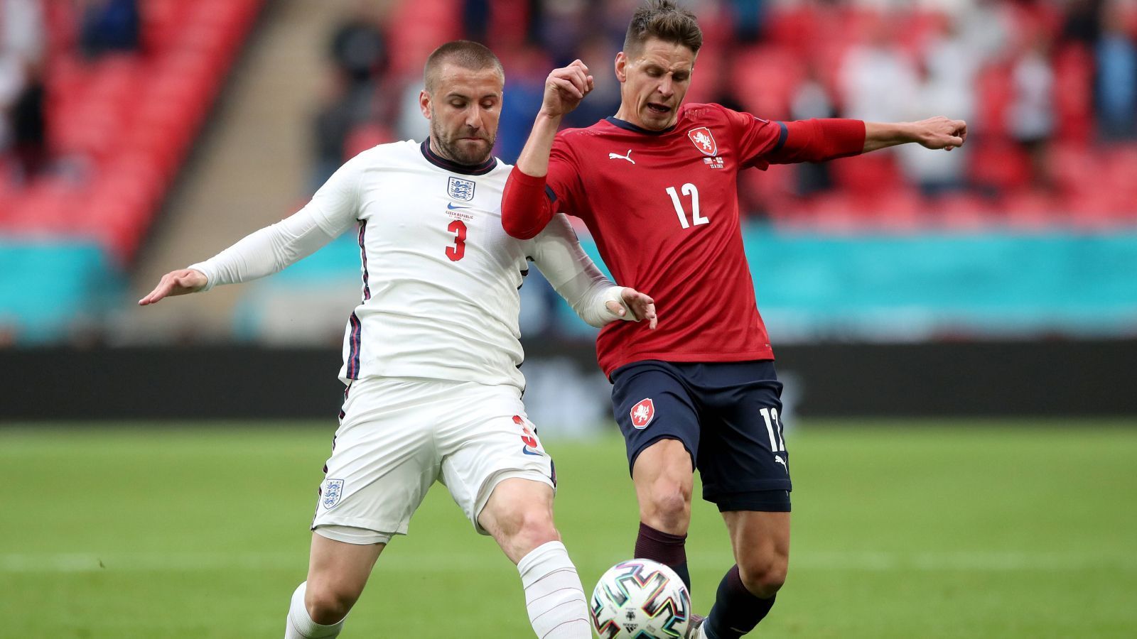 
                <strong>Luke Shaw</strong><br>
                Im Gegensatz zu seinem Pendent auf der rechten Abwehrseite orientiert sich Shaw betont offensiv, ohne dabei die Defensive zu sehr zu vernachlässigen. Im englischen Spiel geht in der ersten Halbzeit viel über seine linke Seite, der Spieler von Manchester United ist so an vielen gefährlichen Aktionen direkt beteiligt. ran-Note: 2
              