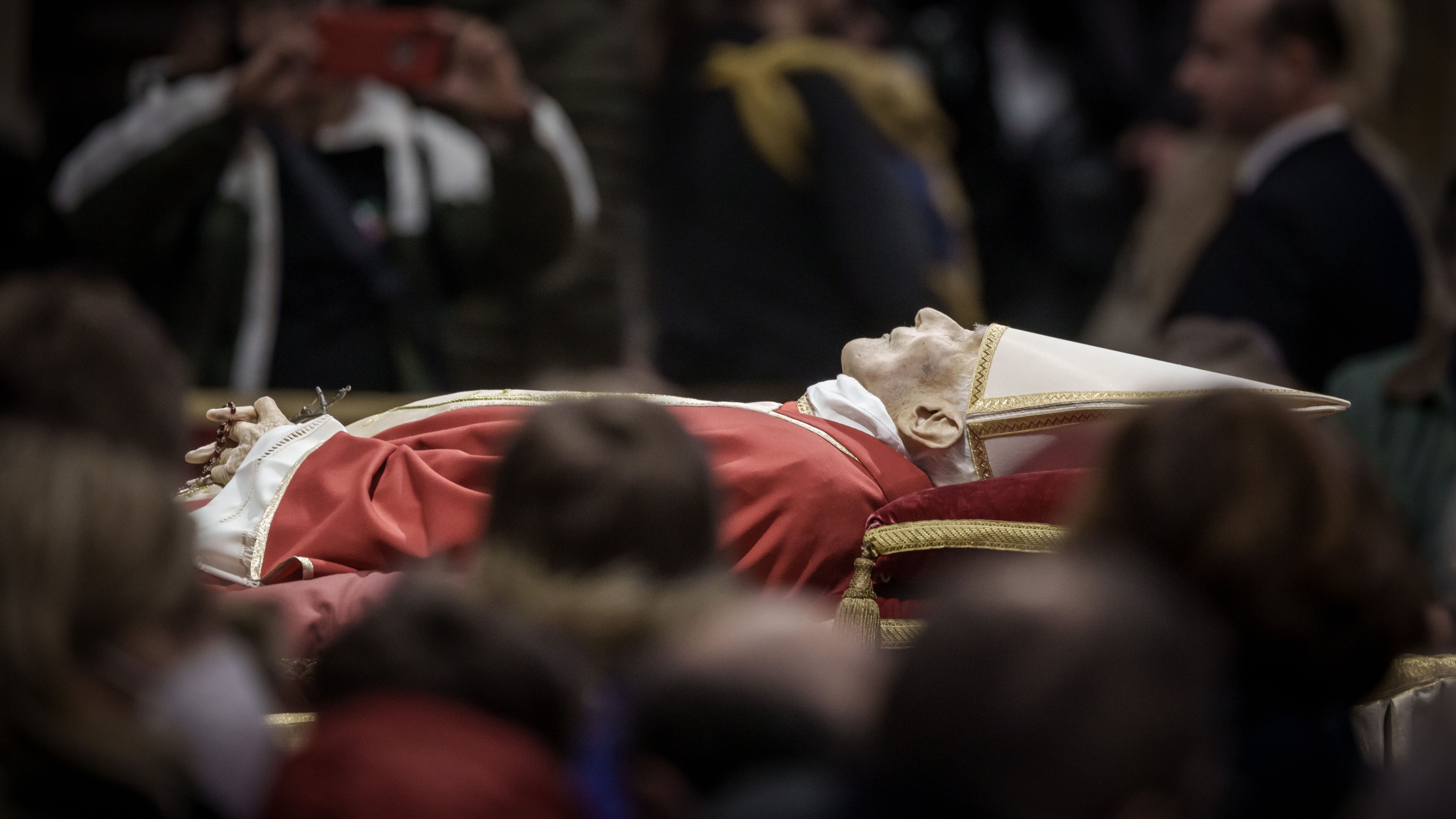 Der Leichnam des verstorbenen Papst Benedikt XVI. ist im Petersdom öffentlich aufgebahrt.