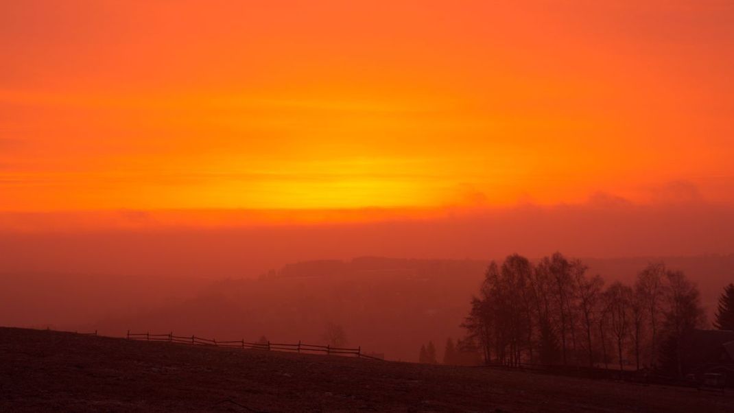 Sahara-Staub kann den Himmel rötlich einfärben.