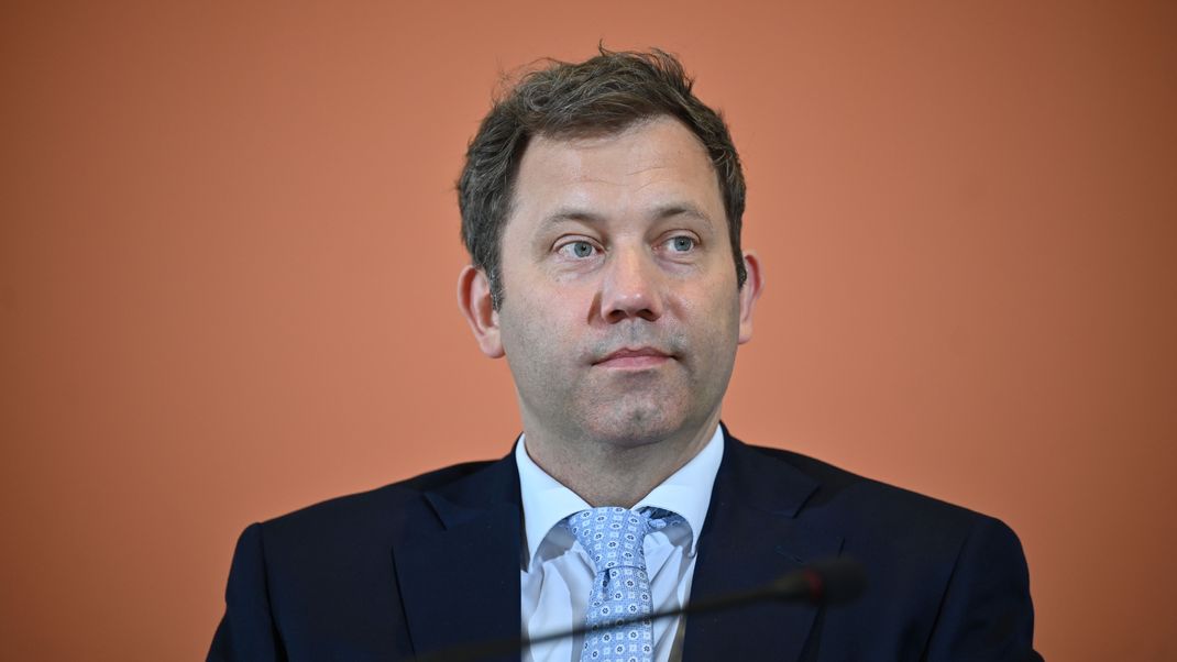 Bundesfinanzminister Lars Klingbeil will deutlich mehr Geld in die Sicherheit Deutschlands stecken.