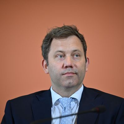 Bundesfinanzminister Lars Klingbeil will deutlich mehr Geld in die Sicherheit Deutschlands stecken.