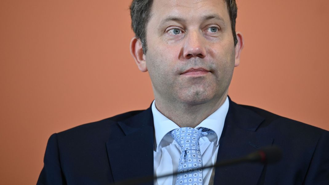Bundesfinanzminister Lars Klingbeil will deutlich mehr Geld in die Sicherheit Deutschlands stecken.