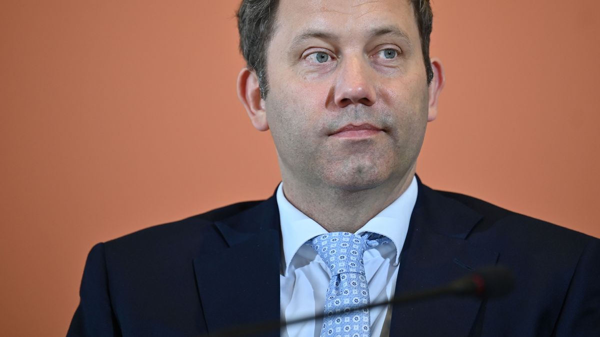 Bundesfinanzminister Lars Klingbeil will deutlich mehr Geld in die Sicherheit Deutschlands stecken.