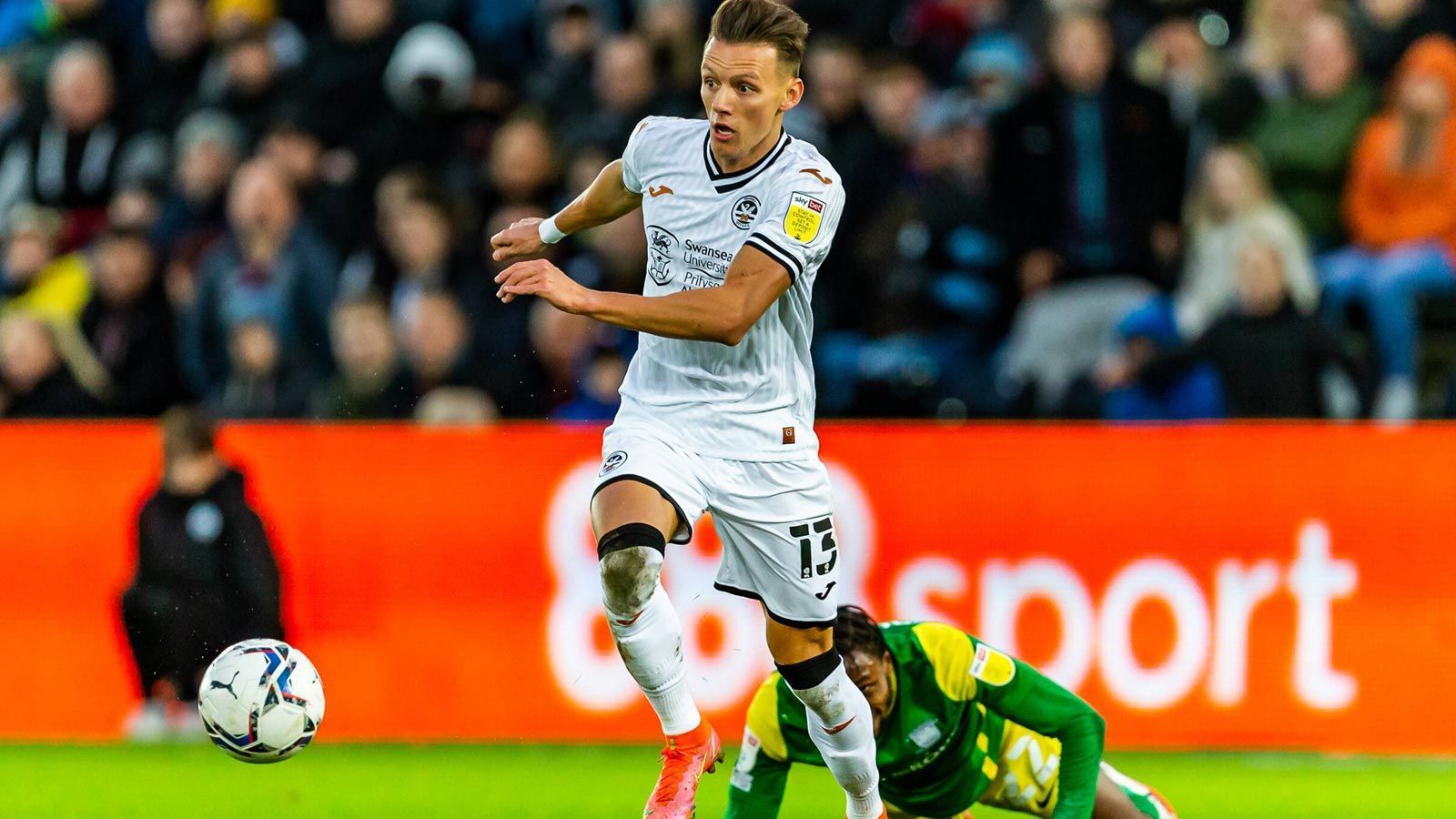 
                <strong>Borussia Mönchengladbach</strong><br>
                Sechs verliehene Spieler: Hannes Wolf (Foto/ Swansea City), Andreas Poulson (FC Ingolstadt 04), Rocco Reitz (VV St. Truiden), Torben Müsel (KAS Eupen), Moritz Nicolas (Viktoria Köln) und Famana Quizera (Académico Viseu FC)Kein ausgeliehener Spieler
              