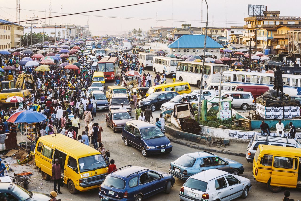 Lagos mit seinen 22 Millionen Einwohner:innen ist Nigerias größte Stadt - und auf dem Weg in die Moderne. Dennoch leben etwa zwei Drittel der Bevölkerung in Slums, ohne Wasser, Strom und Abfallentsorgung. 