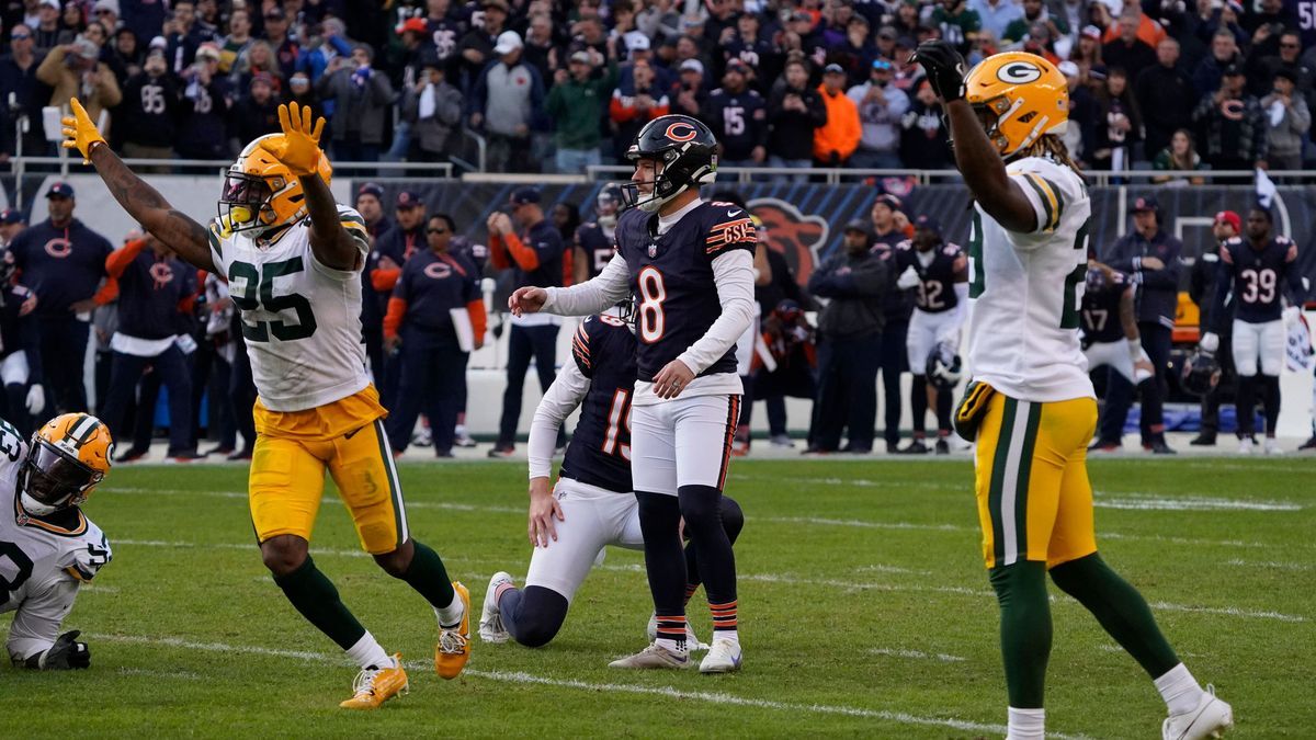 NFL, American Football Herren, USA Green Bay Packers at Chicago Bears Nov 17, 2024; Chicago, Illinois, USA; Chicago Bears place kicker Cairo Santos (8) has his field goal blocked at the end of the ...