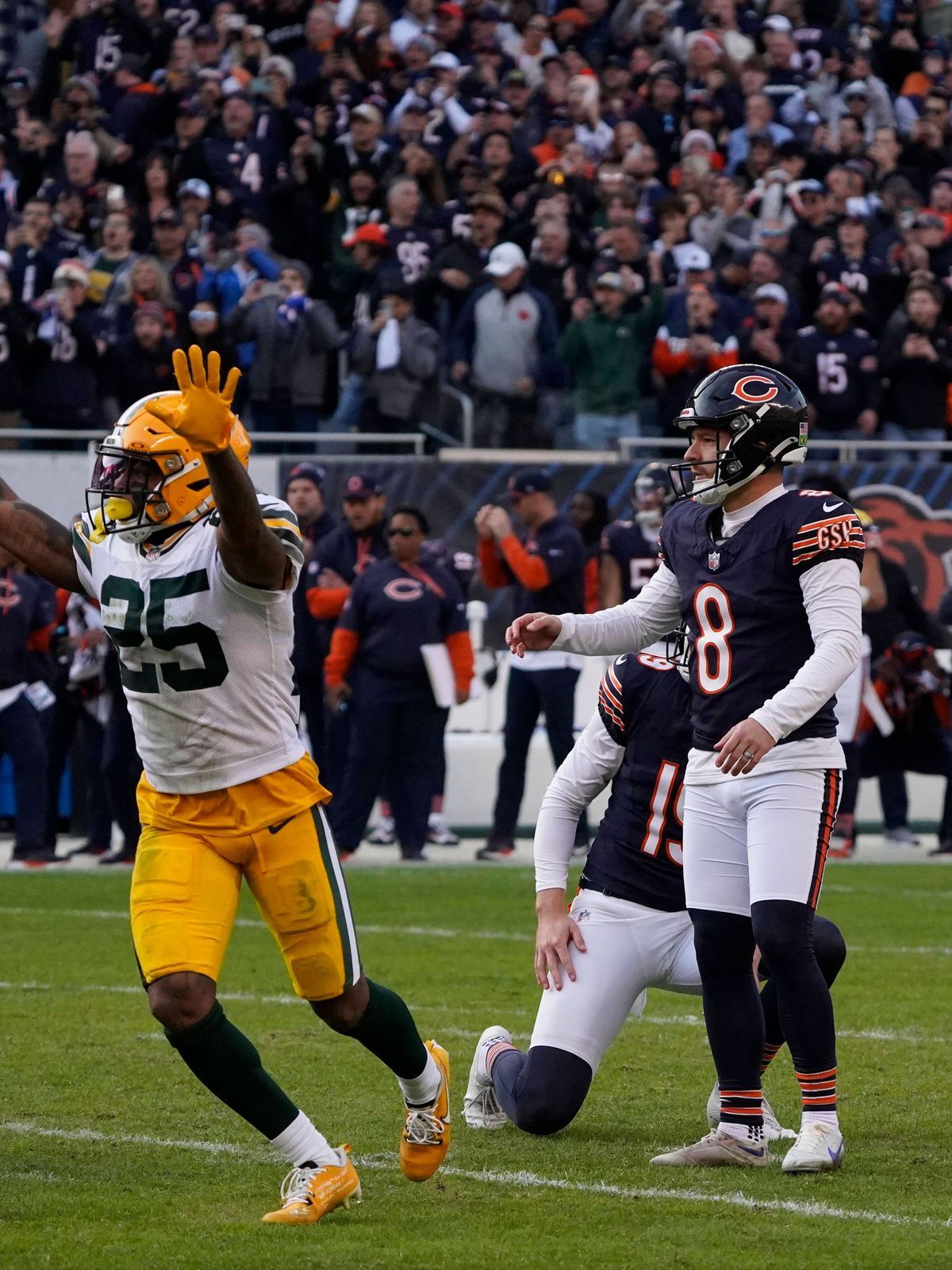 NFL, American Football Herren, USA Green Bay Packers at Chicago Bears Nov 17, 2024; Chicago, Illinois, USA; Chicago Bears place kicker Cairo Santos (8) has his field goal blocked at the end of the ...