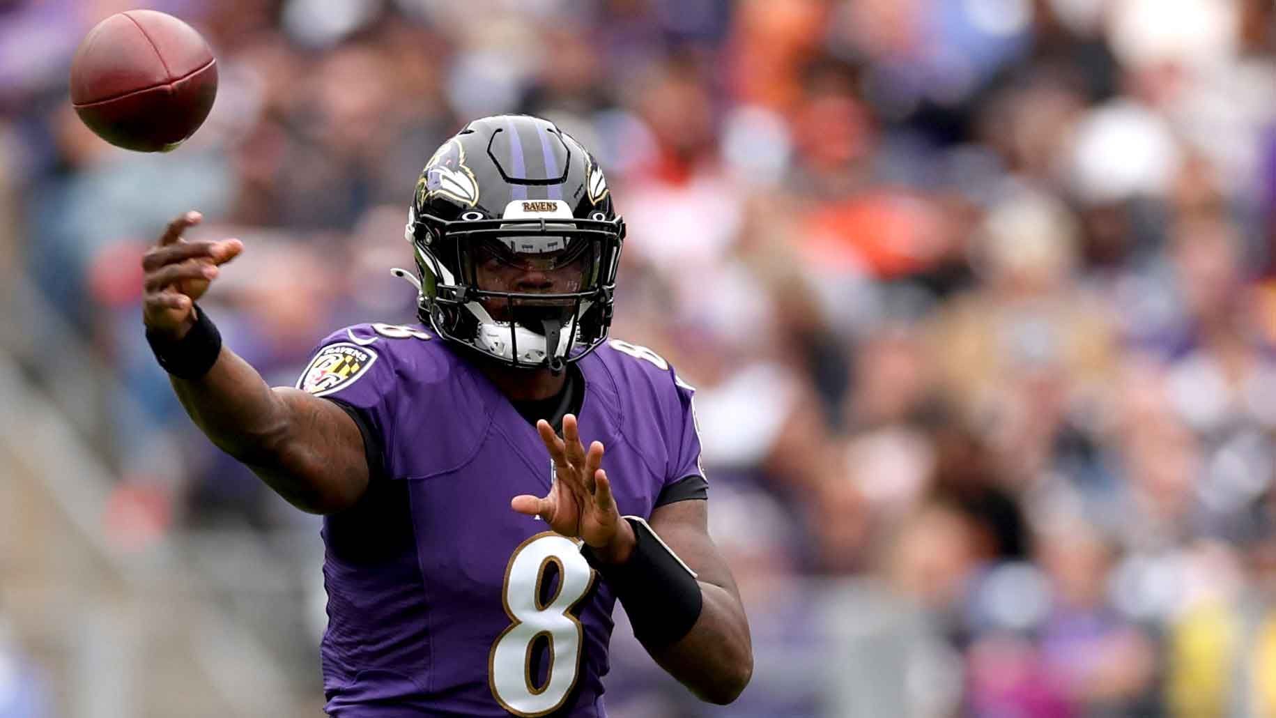 
                <strong>Platz 2 (geteilt): Lamar Jackson</strong><br>
                Quote: +2000 (bei einem Einsatz von 100 Dollar gewinnt man 2000 Dollar)Um Lamar Jackson gab es auch in der Offseason viele Spekulationen. Vertragsverlängerung bei den Baltimore Ravens oder doch der Trade zu einem anderen Team? Im Endeffekt verlängerte der Star-Quarterback doch noch, der am Ende der Saison 2022 mit einer Knieverletzung ausfiel.
              