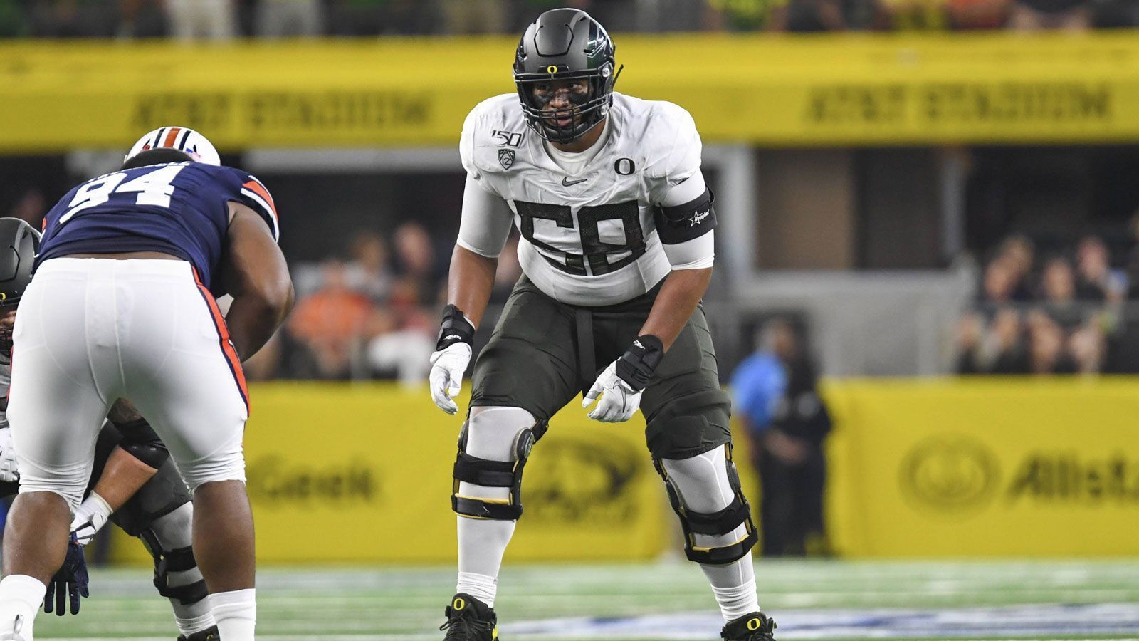 
                <strong>5. Pick - Cincinnati Bengals: Penei Sewell (OT, Oregon)</strong><br>
                Kein Team hat eine so offensichtliche Lücke auf der Position des linken Offensive Tackle wie die Cincinnati Bengals. Und Penei Sewell gilt auf genau dieser Position als das beste Talent im Draft 2021. Der 20-Jährige bringt alles mit, was ein Beschützer der Blind Side benötigt und hat in seinen ersten Jahren am College so viel gutes Videomaterial von sich gesammelt, dass auch das COVID-bedingte Aussetzen der Saison 2020 nichts an seinem Draft-Wert ändern sollte. Mit ihm erhalten die Bengals einen zuverlässigen Beschützer für Quarterback Joe Burrow.
              