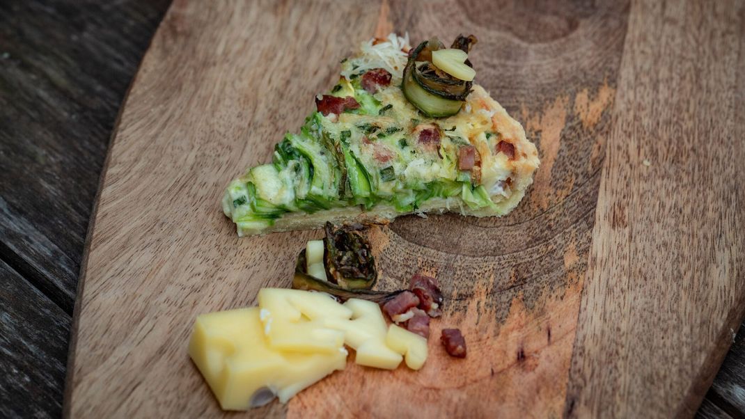 Mürbteig mit Emmentaler-Royale, Spargel-Zucchini-Einlage, Speck und Spargel-Rosen