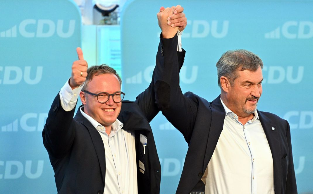 Udo Voigt (links) und Markus Söder scheinen eine Vorliebe für Bratwürste zu haben.