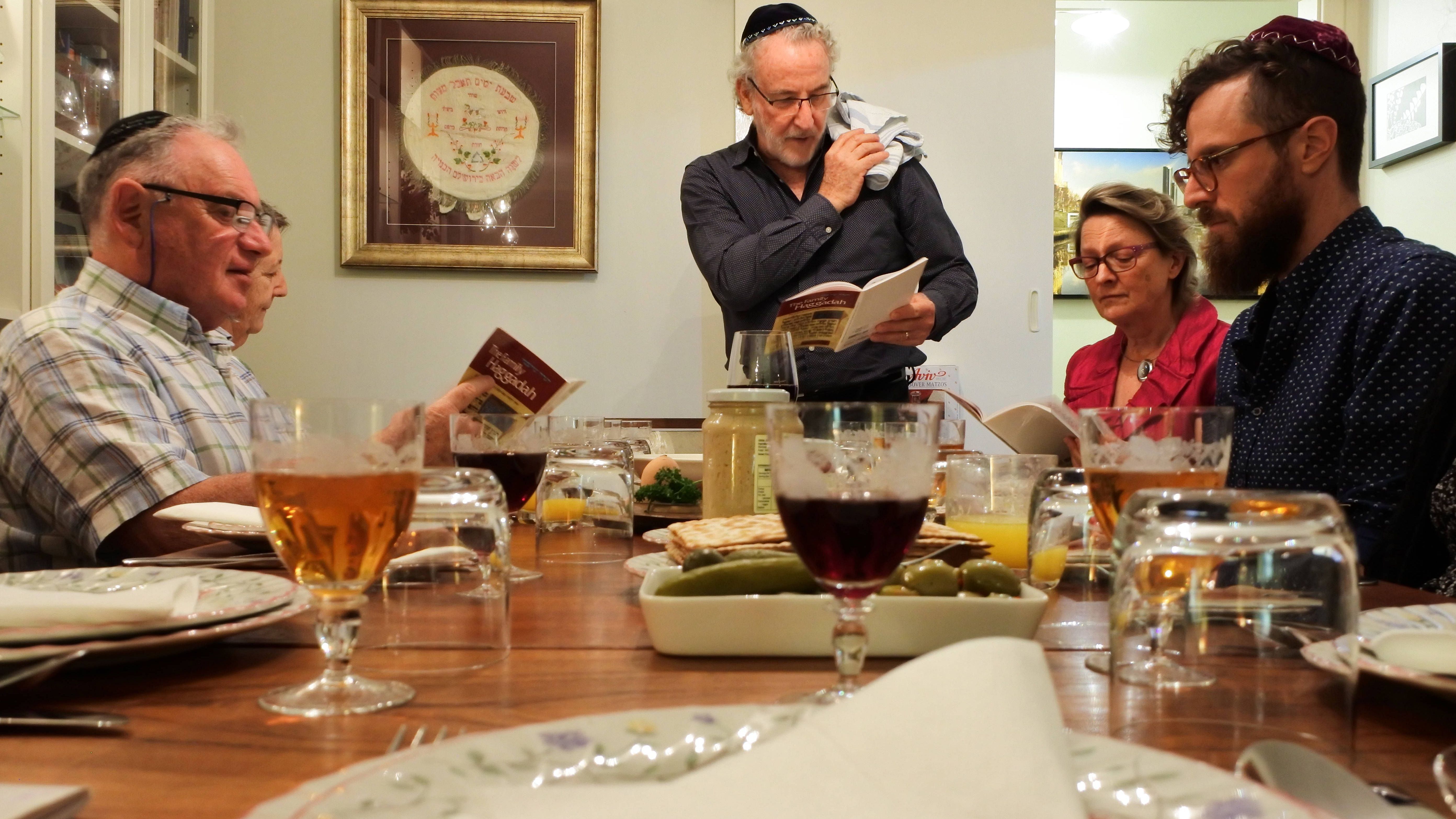 Am Seder-Abend sitzt die Familie gemeinsam am Tisch und liest aus der Haggada. Ein Buch mit Erzählungen über die Geschichte von der Befreiung des Volkes Israel aus der Sklaverei und dem Auszug aus Ägypten mit Bildern, Anleitungen, Erzählungen und Liedern zum Pessach.