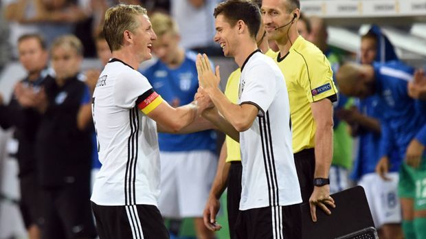 
                <strong>Schweinsteigers emotionaler DFB-Abschied</strong><br>
                Schweinsteiger verlässt den Rasen und macht Platz für Julian Weigl.
              