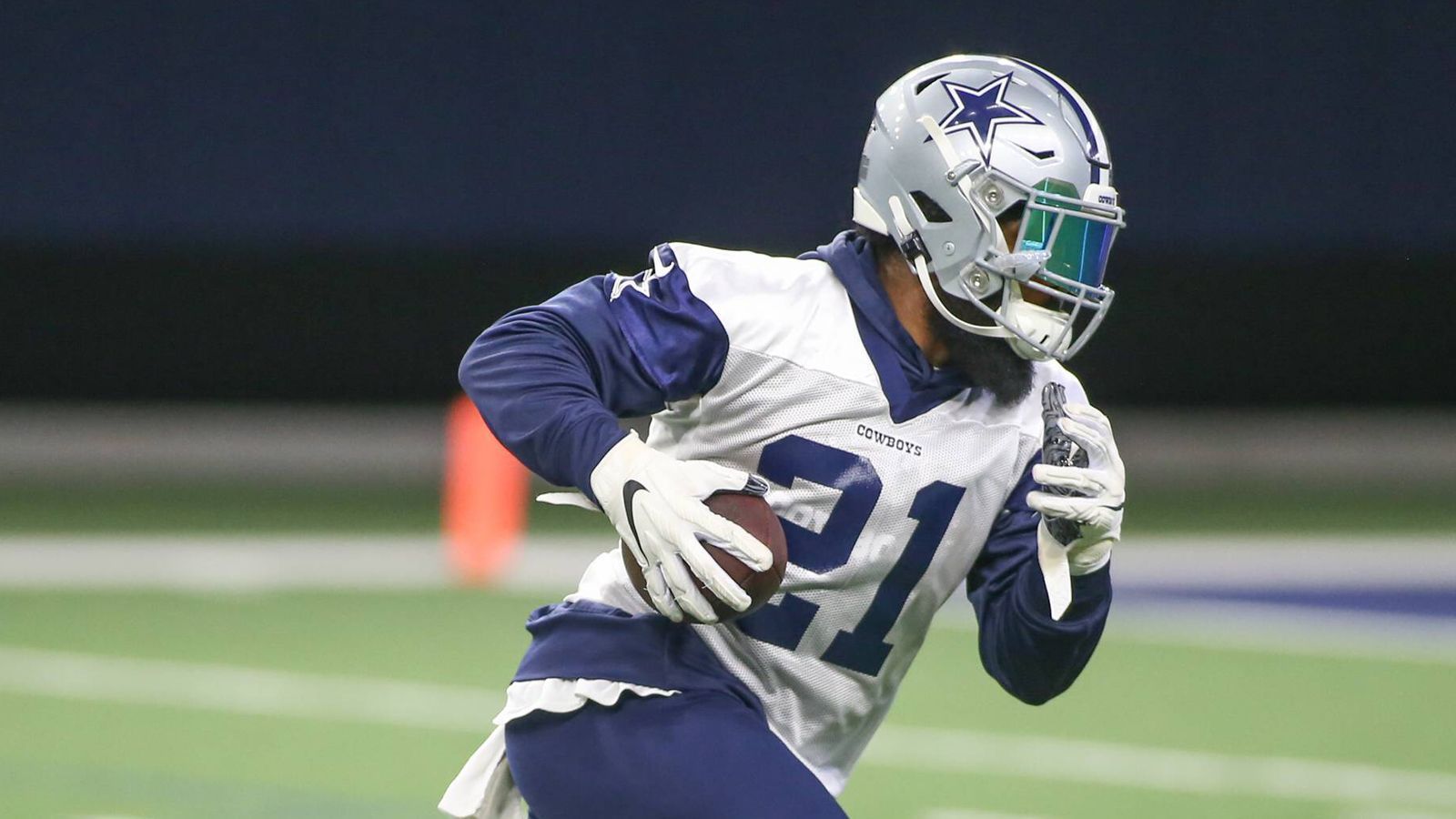 
                <strong>Das Meiste für den Besten</strong><br>
                Dafür wurden zahlreiche Mega-Deals abgeschlossen. Kurz vor dem Saisonstart bekam auch Running Back Ezekiel Elliott seinen Zahltag: Sechs Jahre, 90 Millionen Dollar. 40 Tage lang hat er dafür gestreikt, einen Tag vor dem Eröffnungsspiel erfolgte die Unterschrift. Er ist jetzt der bestbezahlte Running Back der Liga. Für ihn war das wichtig, "denn ich glaube, dass ich der Beste bin." Für die Cowboys war es wichtig, ihre beste Waffe für Quarterback Dak Prescott von Week 1 an dabei zu haben.
              