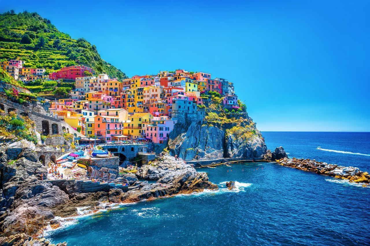 Auch Italien zeigt sich von seiner farbenprächtigsten Seite. "Cinque Terre" ist eine Gegend mit 5 bunten Dörfern an der Riviera. Am besten reist du im Frühling dort hin - dann leuchten bunte Blumen mit den Häusern und dem türkisen Meer um die Wette.
