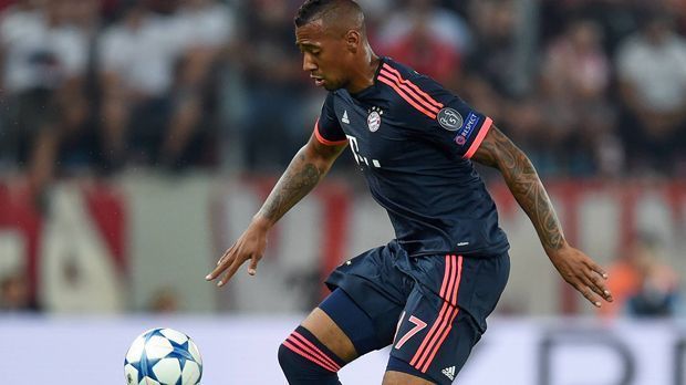 
                <strong>Jerome Boateng</strong><br>
                Jerome Boateng: Als Innenverteidiger fast 35 Meter vor dem Piräus-Tor. Mit dem Spielaufbau mehr beschäftigt als den Olympiakos-Kontern. Dann zumeist sicher. ran-Note: 3
              