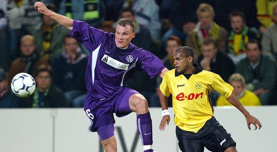 
                <strong>2003/04: Austria Wien - Borussia Dortmund</strong><br>
                Zwei knappe Duelle lieferten sich Austria Wien und Borussia Dortmund in der 2. Runde des UEFA-Cups 2003/04. Der BVB gewann zunächst in Wien mit 2:1 und dann vor heimischer Kulisse mit 1:0. Ernst Dospel (li.) und Dortmunds Ewerthon lieferten sich packende Zweikämpfe. Es war das letzte K.o.-Spiel zwischen deutschen und österreichischen Topteams.
              