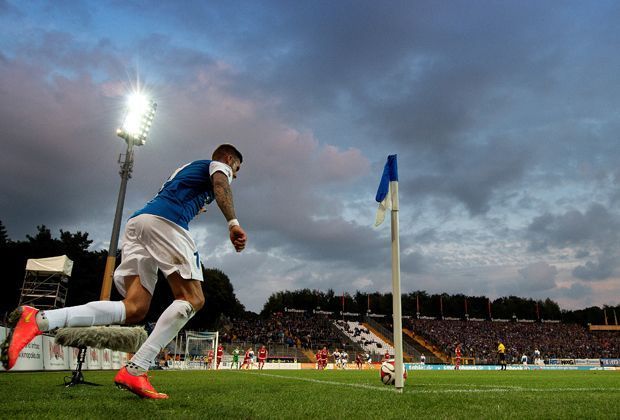 
                <strong>Platz 17: SV Darmstadt 98 (240 Euro)</strong><br>
                Bis auf den FC Ingolstadt haben alle anderen Bundesligisten bereits ihre Dauerkarten-Preise veröffentlicht. ran.de vergleicht die Preise für einen Stehplatz. Überraschenderweise zahlt man bei Aufsteiger Darmstadt mit 240 Euro am meisten.
              