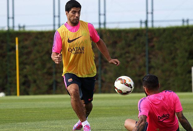 
                <strong>Erstes Suarez-Training in Barcelona</strong><br>
                Suarez engagiert und konzentriert bei der Partnerübung mit Ball.
              