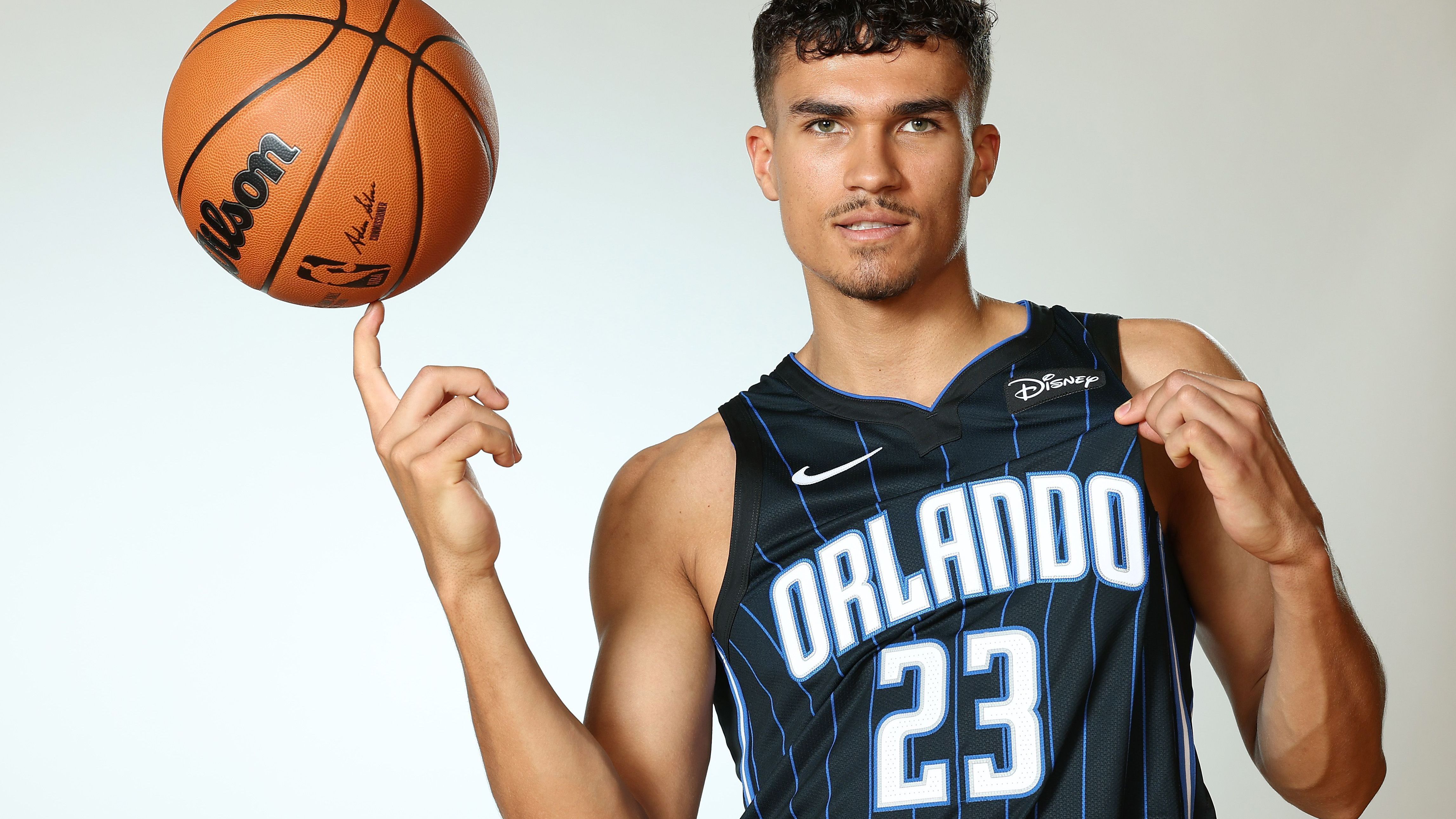 <strong>Tristan da Silva (Orlando Magic)</strong><br>Einer von zwei deutschen Rookies in dieser Saison: Tristan da Silva wurde im NBA Draft 2024 an 18. Stelle von den Magic ausgewählt und vergrößert dort die Deutsche Fraktion mit den Wagner-Brüdern. In der Summer League, ein Turnier vor der Saison, bei dem sich vor allem Rookies und vereinslose Spieler zeigen können, legte er in drei Partien 17,7 Punkte im Schnitt und eine überragende Dreierquote von 58 Prozent auf ...