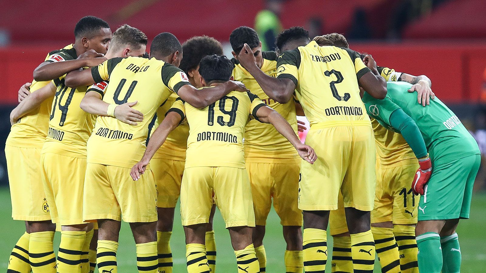 
                <strong>not available</strong><br>
                Zusammenhalt und Disziplin: Der BVB lässt sich auch von einem Rückstand nicht aus der Ruhe bringen. Gegen Bayer Leverkusen drehten die Dortmunder erstmals in ihrer Bundesliga-Geschichte einen 0:2-Rückstand in einem Auswärtsspiel. Beim 1:1 gegen Hoffenheim gelang eine Woche zuvor der späte Ausgleich in Unterzahl. Der Teamgeist scheint zu stimmen in Dortmund, das war in der vergangenen Saison nicht immer der Fall. Dass sich seine Mannschaft als Einheit präsentiert und zusammenarbeitet, gefällt auch Trainer Lucien Favre. Der Schweizer gilt als detailversessen und diszipliniert. Das spiegelt sich in den Auftritten seines Teams wider: Der BVB hat die wenigstens gelben Karten der Liga bekommen und die Passsicherheit ist enorm hoch (85,4 Prozent), nur der FC Bayern ist mit 86,5 Prozent ein wenig besser. 
              