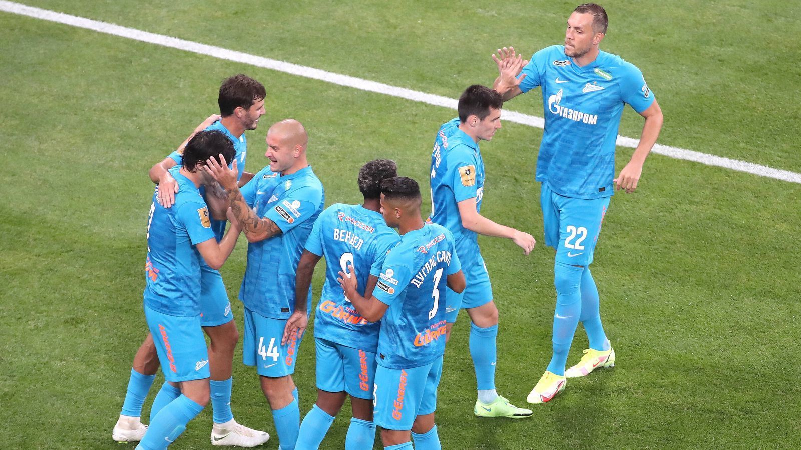 
                <strong>Zenit St. Petersburg (Russland)</strong><br>
                Mit dem dritten Titel in Folge baute Zenit St. Petersburg in Russland die Vormachtstellung weiter aus und darf sich damit auch erneut in der Königsklasse beweisen. Nicht zuletzt in der Champions League ruhen die Hoffnungen von Zenit wohl einmal mehr auf Stürmer Artem Dzyuba (re.). Mit 20 Toren war der 33 Jahre alte Stürmer in der Vorsaison Torschützenkönig der russischen Premier Liga.
              