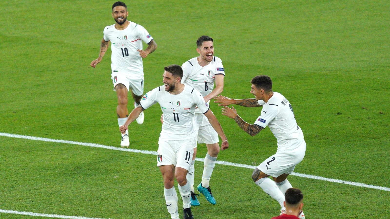 
                <strong>Gewinner: Der italienische Offensivfußball</strong><br>
                Catenaccio war gestern, beim Eröffnungsspiel der EURO am vergangenen Freitag besiegte Italien die Türkei furios mit 3:0. Dabei schnürten die Azzurri den vermeintlich stärksten Gruppengegner zeitweise in der eigenen Hälfte ein. Die hochgelobten Gäste hatten in Rom kaum eine Offensivaktion. Lorenzo Insigne, Domenico Berardi, Ciro Immobile und Co. wurden vom Geheimfavoriten zum klaren Favoriten. 
              