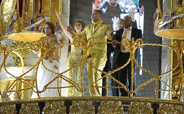 
                <strong>Straßenparty in Brasilien</strong><br>
                Wie ein König präsentiert sich Ronaldo im goldenen Anzug der Masse.
              