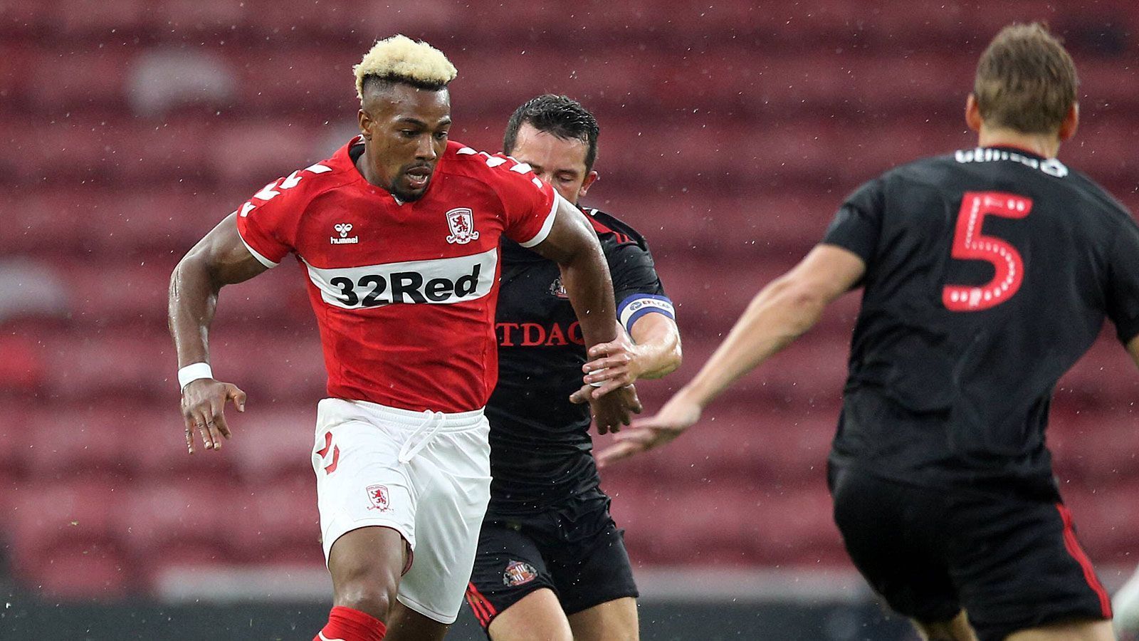 
                <strong>Wolverhampton Wanderers</strong><br>
                Ausgaben: 70 Millionen EuroEinnahmen: 18,6 Millionen EuroTeuerster Zugang: Adama Traore (FC Middlesbrough/20 Millionen Euro)
              