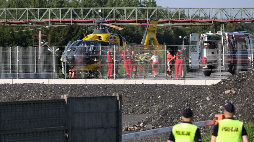 Ein Rettungshubschrauber bringt einen verletzten Bergmann von außerhalb des Bergwerks Rydultowy in Schlesien, Südpolen, ins Krankenhaus.&nbsp;