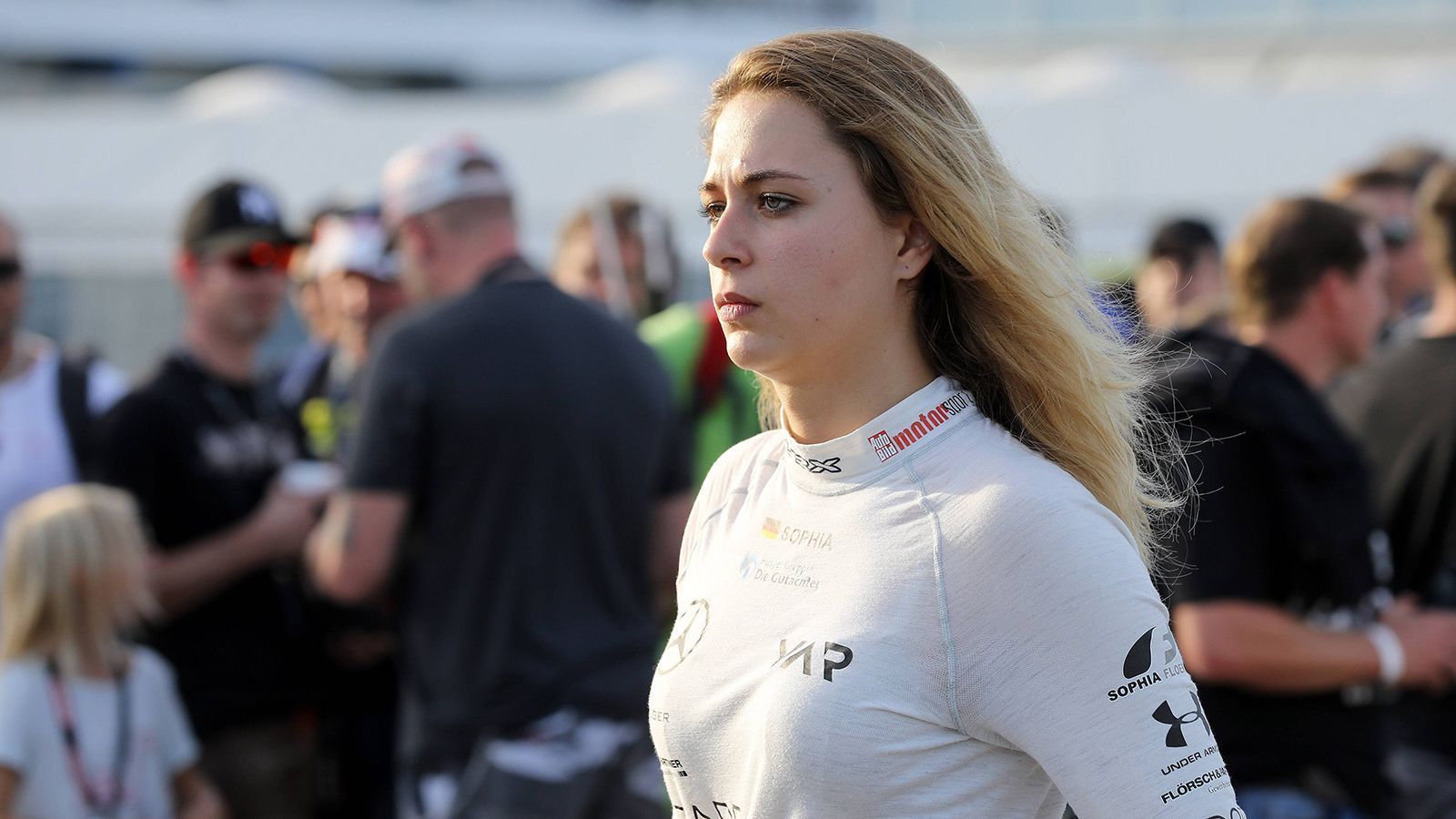 
                <strong>Sophia Flörsch (Campos Racing)</strong><br>
                Sie will die erste Frau in der Motorsport-Königsklasse seit Giovanna Amati 1992 werden. Die inzwischen 19-Jährige holte 2016 als erste Fahrerin Punkte in der deutschen Formel 4, 2018 schaffte sie es in die europäische Formel 3. In Macau bremste sie dann ein heftiger Crash aus, bei dem einige Wirbel gebrochen wurden. 2020 und 2021 fährt Flörsch auch für Richard Mille Racing in der European Le Mans Series. Die Bilanz der ersten fünf Rennen in der Formel 3 ist aber noch durchwachsen: Platz 26 und 16 beim ersten Wochenende in Spielberg, Platz 21 und ein Ausfall am zweiten. In Budapest fuhr die gebürtige Münchnerin auf die Plätze 18 und 14.
              