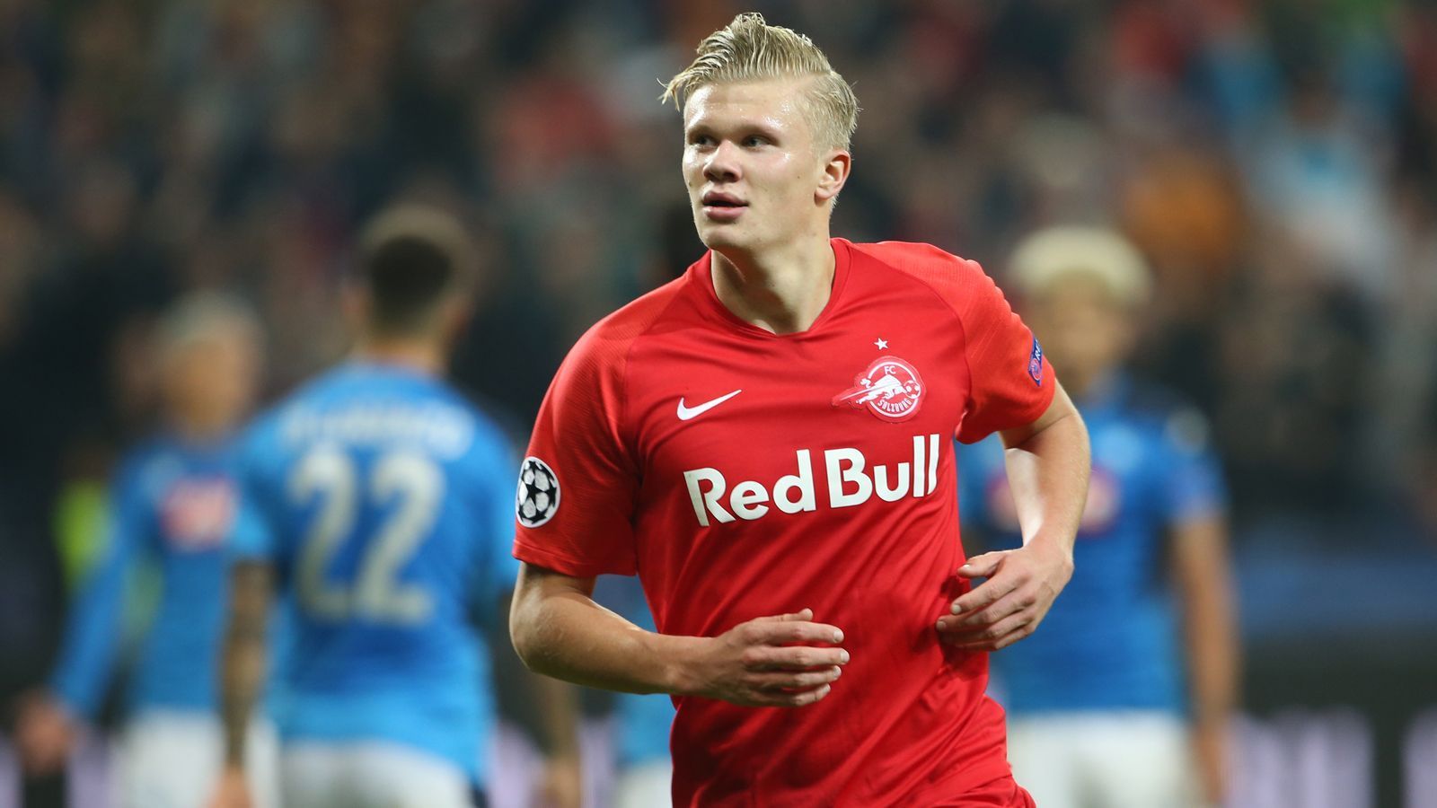 
                <strong>Erling Haaland</strong><br>
                Auch bei der Karriere des norwegischen Ausnahmetalents soll Rangnick seiner Finger im Spiel gehabt haben. 2019 wechselte Haaland von Molde FK zum FC Salzburg - offenbar mit initiiert von Rangnick. Mittlerweile ist der Mittelstürmer nach seinen erfolgreichen drei Saisons bei Borussia Dortmund in Manchester bei den "Citizens" gelandet.
              