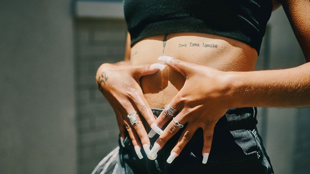 Ob Rippenbogen, Nacken, Fußgelenk oder auch Finger – Mini-Tattoos sind absolute Eyecatcher an "fast" jeder Körperstelle.