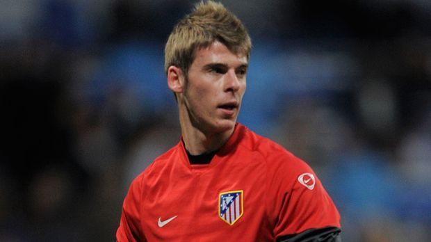 
                <strong>David de Gea - 18 Jahre.</strong><br>
                David de Gea - 18 Jahre. Der heutige Rückhalt von Manchester United debütiert mit 18 Jahren direkt in der Champions League. Dabei muss der Spanier mit seinem Ex-Klub Atletico Madrid eine 2:0-Schlappe gegen den FC Porto hinnehmen. De Gea wird in der 25. Minute eingewechselt, nachdem Roberto verletzt den Platz verlassen muss.
              