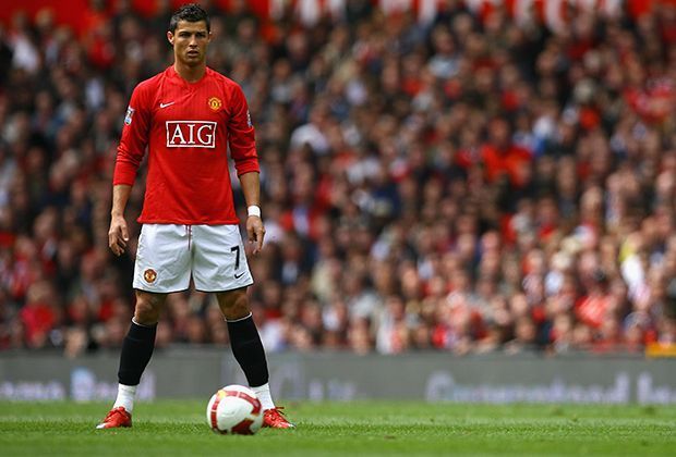 
                <strong>Manchester United träumt von Ronaldo-Rückkehr</strong><br>
                Und vielleicht denkt Ronaldo nun auch öfter über seine Zeit in der Premier League zurück, wo er von Fans und Medien vergöttert wurde, wo er zu dem Spieler wurde, der er heute ist. Und vor allem: wo es keine Pfiffe gibt, wenn es mal ein paar Spiele lang nicht so läuft. 
              