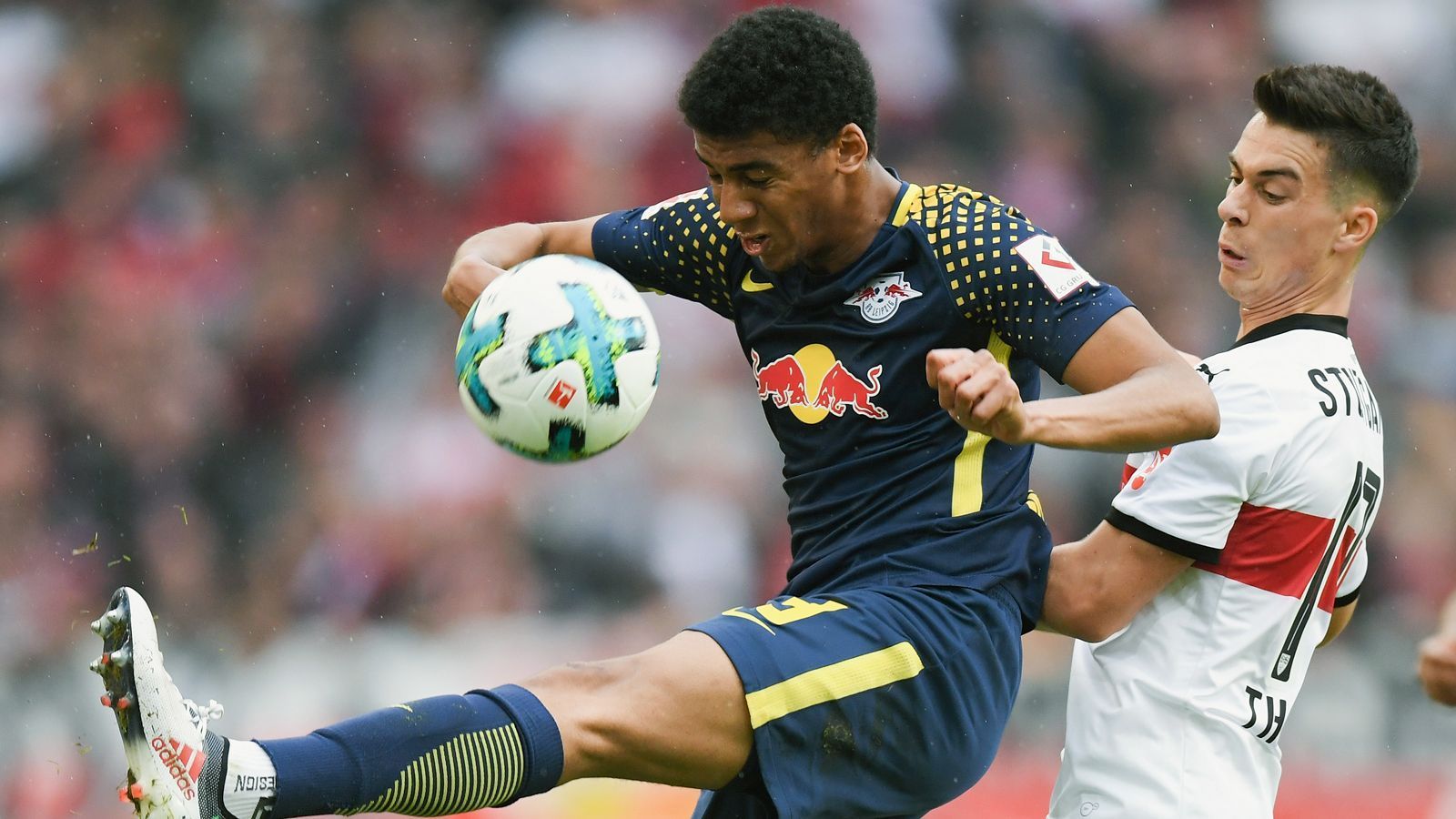 
                <strong>Bernardo</strong><br>
                Einer der kuriosesten Transfers zwischen Salzburg und Leipzig war jener von Bernardo im Spätsommer 2016. Damals suchten die Sachsen aufgrund von Verletzungen spät in der Transferperiode händeringend nach einem Abwehrspieler - und wurden (wenig überraschend) mal wieder in Salzburg fündig. Dieser Wechsel kam offenbar so spontan zustande, dass selbst der damalige Salzburg-Trainer Oscar Garcia erst unmittelbar vor einem Spiel bei Rapid Wien davon erfuhr - und öffentlich sehr erzürnt darauf reagierte. In den darauffolgenden zwei Jahren kam Bernardo in Leipzig dann immerhin zu 49 Pflichtspiel-Einsätzen. 2018 verließ er die Sachsen aber wieder. Nach der Zwischenstation Brighton steht Bernardo mittlerweile wieder in Salzburg unter Vertrag. 
              