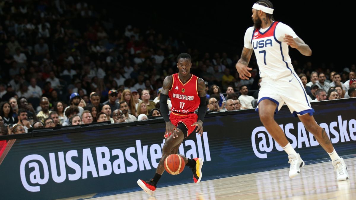 20.08.2023, Abu Dhabi: Basketball: Nationen-Turnier, USA - Deutschland, 3. Spieltag. Dennis Schröder (links) gehört zu den Stars im deutschen Team