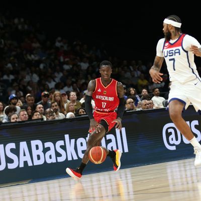 20.08.2023, Abu Dhabi: Basketball: Nationen-Turnier, USA - Deutschland, 3. Spieltag. Dennis Schröder (links) gehört zu den Stars im deutschen Team