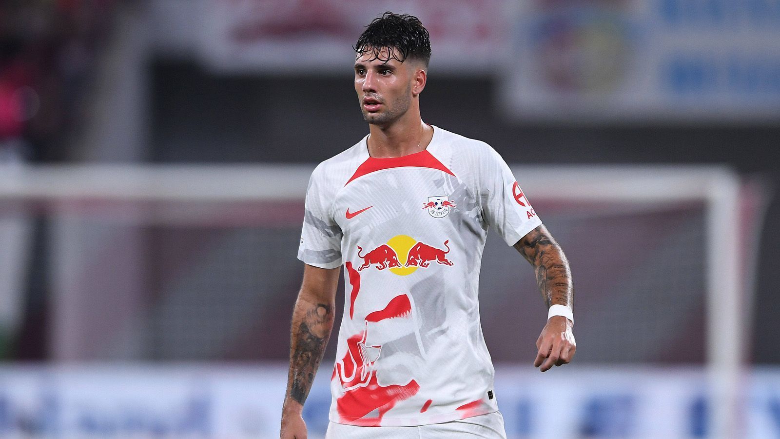 
                <strong>Dominik Szoboszlai</strong><br>
                Dominik Szoboszlai wechselte im Winter 2021 für 22 Millionen Euro zu RB Leipzig. Für die Sachsen erzielte er in bisher 32 Bundesligaspielen sechs Tore und verzeichnete acht Assists. Der Vertrag des Ungarn bei RB läuft noch bis 2026.
              