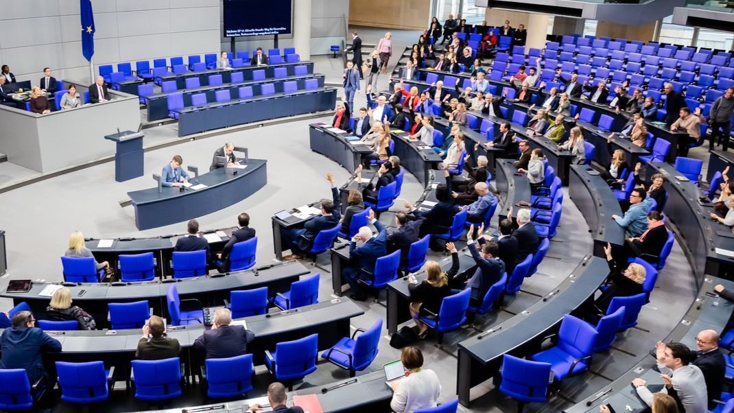 Die Fraktionen, beziehungsweise Gruppen stimmen im Plenum des Deutschen Bundestages im Anschluss an die Debatte zu 35 Jahren Mauerfall über Anträge ab. Auf der Tagesordnung stehen unter anderem eine Debatte zu 35 Jahren Mauerfall sowie eine Aktuelle Stunde zu einer möglichen Neuwahl.

Der Bundestag muss neu gewählt werden. Aber wann?