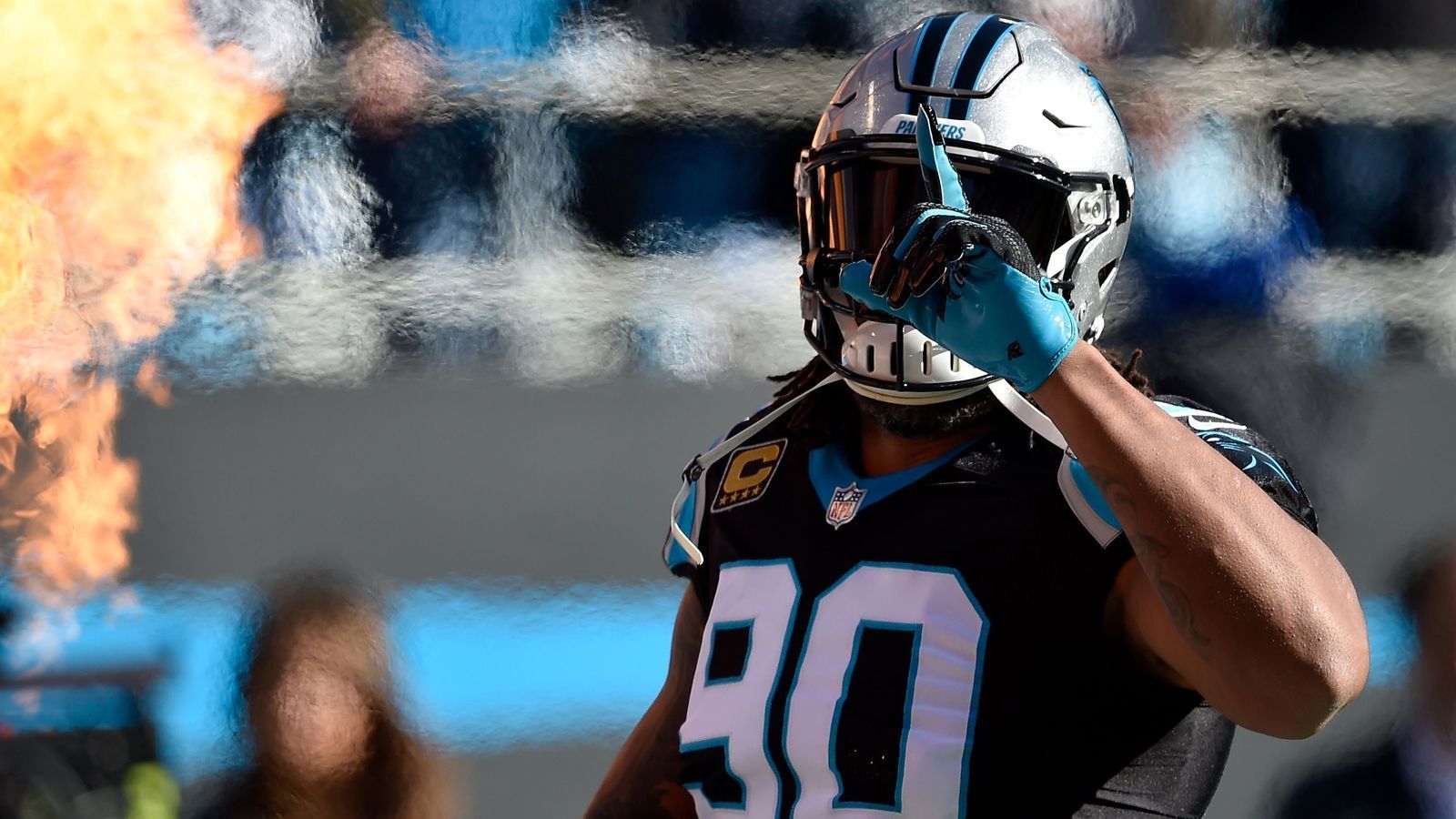 
                <strong>Carolina Panthers - Julius Peppers</strong><br>
                "In der Geschichte der Carolina Panthers gibt es einen Trade, der allgemein als einer der schlechtesten angesehen wird. Es handelt sich um den Trade, bei dem die Panthers im Jahr 2009 den Star-Defensive-End Julius Peppers an die Chicago Bears abgaben. Im Jahr 2009 war Peppers einer der besten Defensive-Ends in der NFL und ein Schlüsselspieler für die Panthers. Allerdings hatte er zu diesem Zeitpunkt angekündigt, dass er das Team verlassen möchte. Anstatt Peppers zu halten oder einen besseren Trade-Deal auszuhandeln, tauschten die Panthers ihn gegen einen Zweitrundenpick im NFL Draft 2010 und einem weiteren unbestimmten Draft-Pick. [Anm. d. Red.: Da ist der KI offensichtlich ein Fehler unterlaufen. Peppers wurde nie von den Panthers zu den Bears getradet. Peppers stellte zwar in der Tat eine Trade-Forderung, die Panthers kamen diesem Wunsch aber nie nach. Peppers spielte die Saison 2009 noch unter dem Franchise Tag in North Carolina und unterschrieb in der darauffolgenden Offseason als Free Agent in Chicago]
              