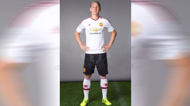 
                <strong>Manchester United</strong><br>
                Bastian Schweinsteiger wird mit Manchester United bei einigen Auswärtsspielen mit diesem Shirt auflaufen. Wie das Heimtrikot ist das Dress farblich klassisch schlicht gehalten. 
              