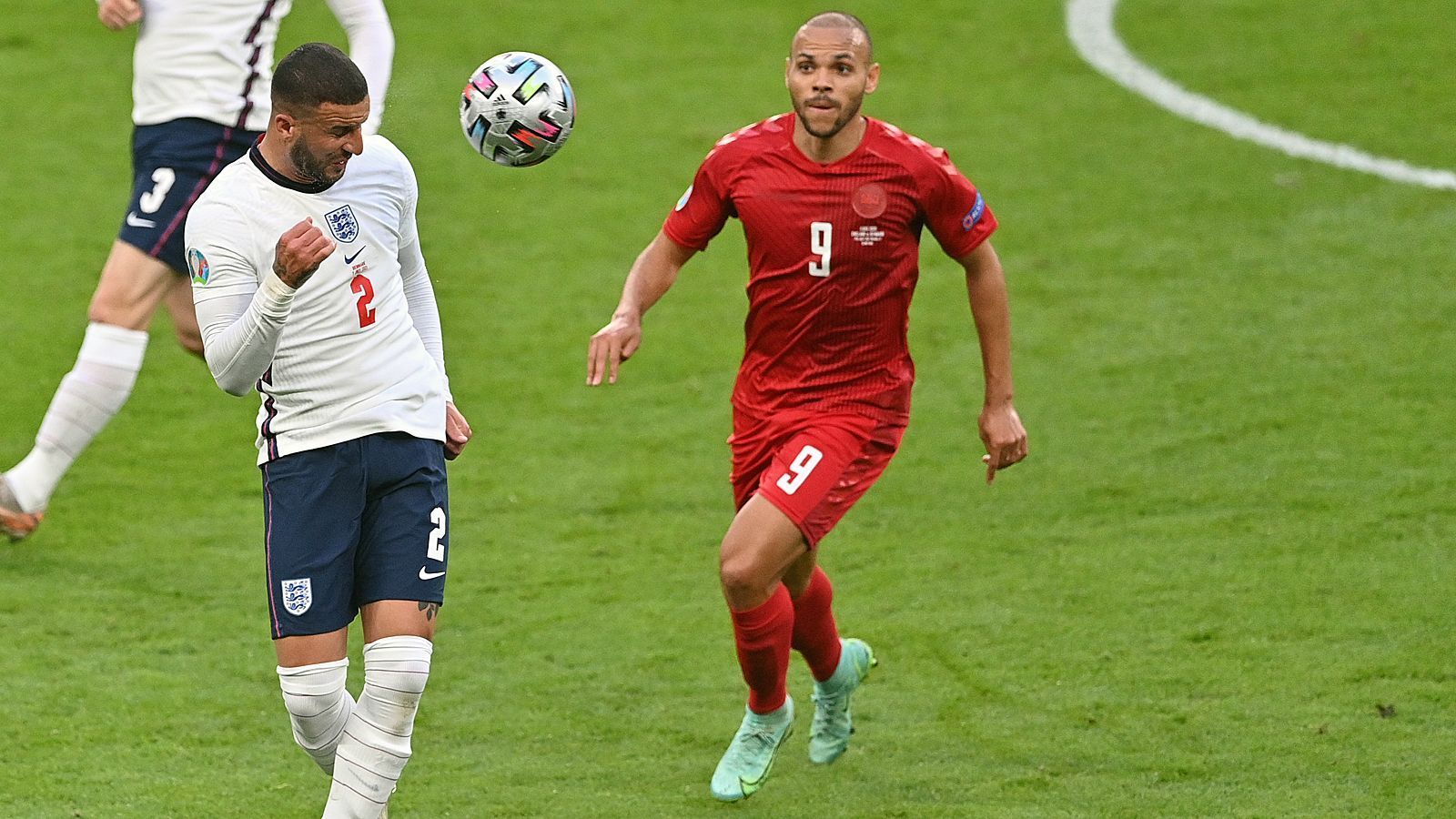 
                <strong>Martin Braithwaite (Dänemark)</strong><br>
                Der Barca-Profi holt die erste Ecke heraus. Auch ansonsten beschäftigt er Englands Abwehr durchweg. Nie leicht vom Ball zu trennen, mit guten Ideen und Ballbehauptungen. Erst Braithwaites Schuss tief in der Verlängerung sorgt mal wieder für Puls in der englischen Abwehr. Zwischendurch taucht auch er wegen ausgehender Kräfte ab. ran-Note: 2
              