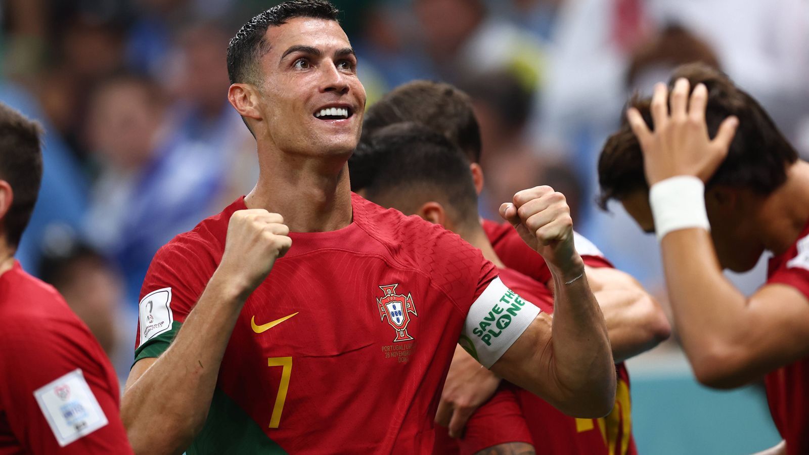 
                <strong>Cristiano Ronaldo gegen Uruguay: Sperenzchen, Flitzer, Achtelfinale!</strong><br>
                Cristiano Ronaldo und Portugal stehen im Achtelfinale der WM, gegen Uruguay gewannen CR7 und Co. mit 2:0. Wir haben Ronaldo beim zweiten Turniersieg erneut über die Schulter geschaut.
              