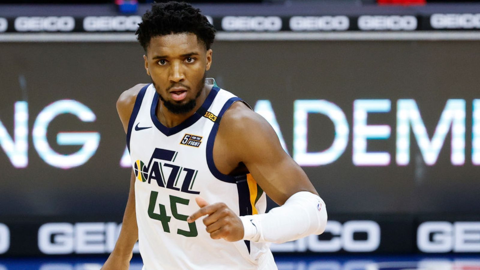 
                <strong>Donovan Mitchell (Utah Jazz)</strong><br>
                 - Punkte: 24,7 - Rebounds: 4,7 - Assists: 5,4 - All-Star-Nominierungen: 2
              