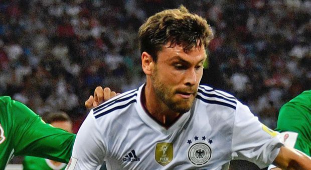 
                <strong>Jonas Hector</strong><br>
                Nach vorne nicht so aktiv wie Kollege Henrichs auf rechts, dafür nach hinten gewohnt aufmerksam. Das erste Mal, dass Hector vorne mit dabei ist, ist in Minute 58 - und schon klingelt's! Von Draxler wunderbar freigespielt, legt der Kölner uneigennützig auf Werner quer. So geht Fußball. Verhindert nach einer Ecke kurz vor Schluss dann noch geistesgegenwärtig eine Großchance. ran-Note: 2
              