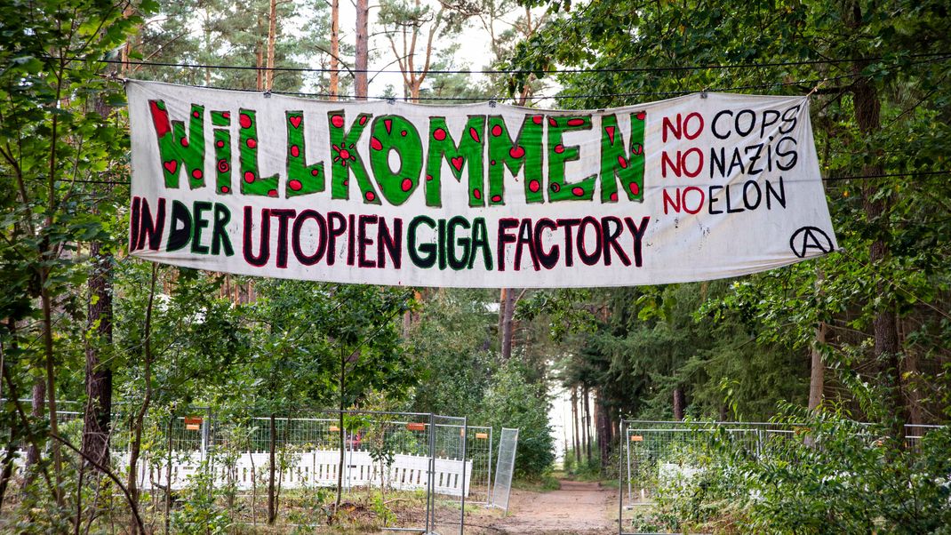 Eingang zum Protestcamp gegen die Tesla Gigafactory neben dem Bahnhof Fangschleuse. 