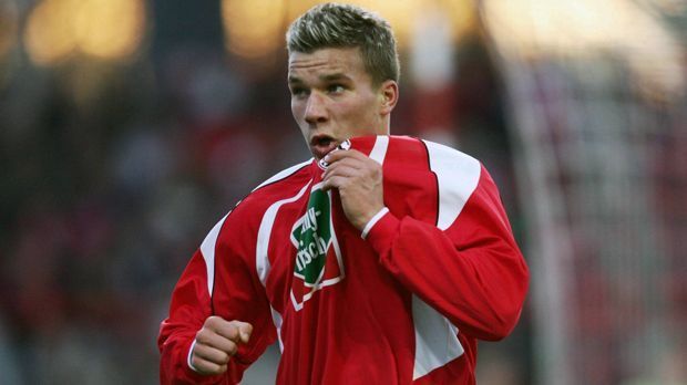 
                <strong>Lukas Podolski (1. FC Köln)</strong><br>
                Der heutige Weltmeister Lukas Podolski kam in der Saison 2003/04 beim 1. FC Köln groß raus. Doch den Abstieg konnte der damalige Jungspund nicht verhindern. Trotz toller Entwicklung, entschied sich der Offensivmann, mit seinem Herzensklub den Weg in die 2. Bundesliga anzutreten. Nicht zuletzt dank 21 Treffern in 29 Spielen schaffte Köln den direkten Wiederaufstieg. 2012 stiegen "Poldi" und der FC dann erneut ab - dieses Mal verließ der Ex-Nationalspieler dann aber die Domstädter, wechselte zum FC Arsenal. Anschließend benötigte Köln zwei Jahre, um wieder ins Oberhaus zu kommen - und steht nun vorm erneuten Abstieg.
              