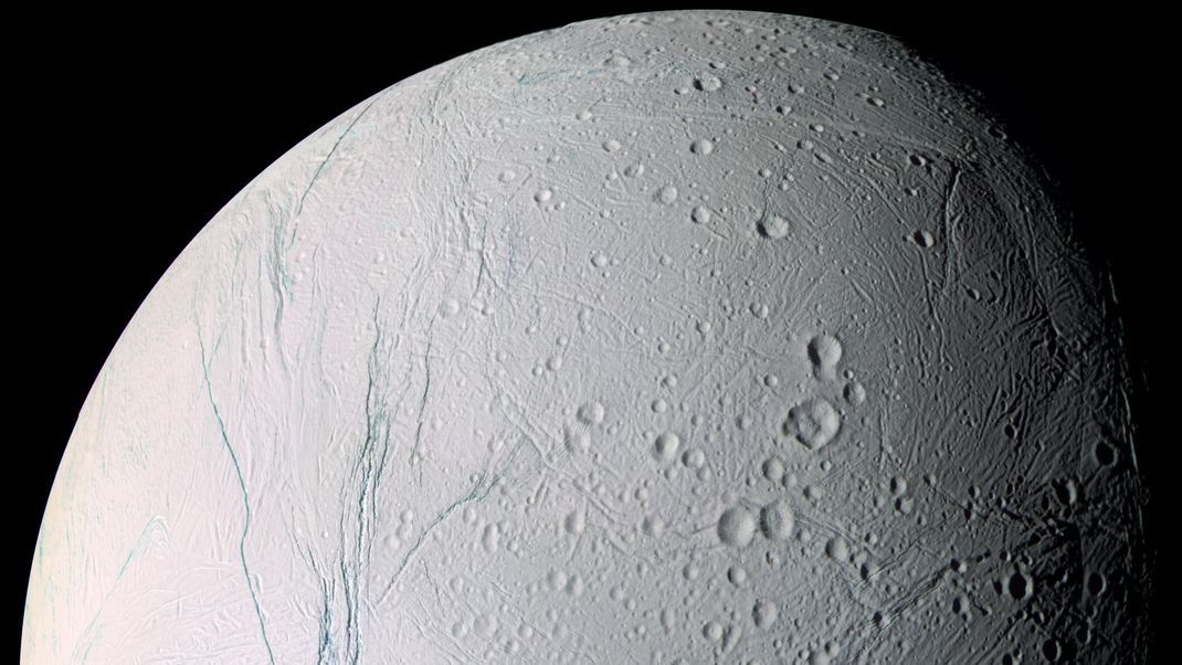 Forscher finden erstmals Phosphor jenseits der Erde – im Ozean des Saturnmondes Enceladus.
